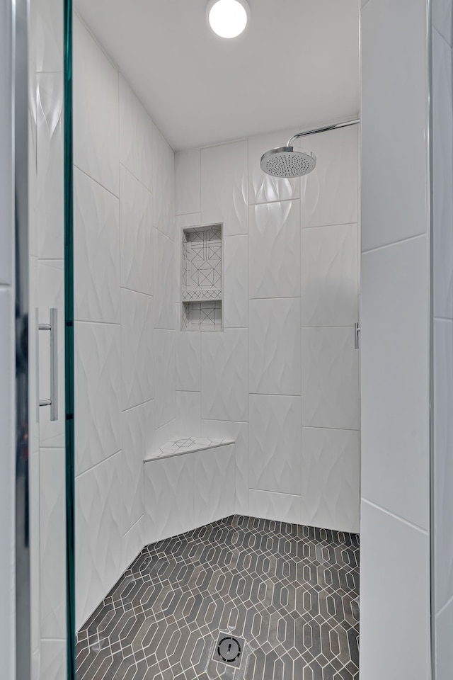 bathroom featuring a tile shower