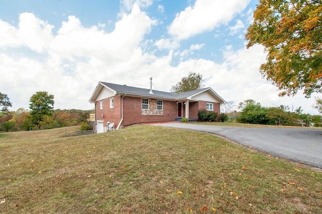 single story home featuring a front lawn