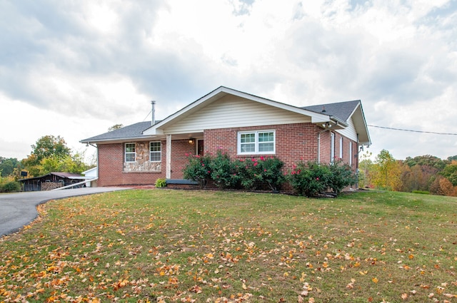 view of front of home with a front lawn