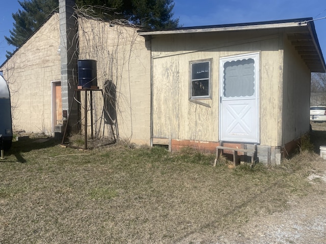 view of shed / structure with a yard