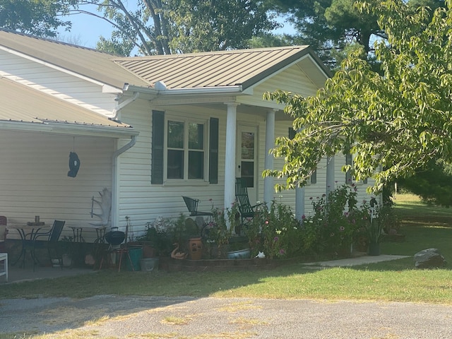 view of front facade featuring a front yard