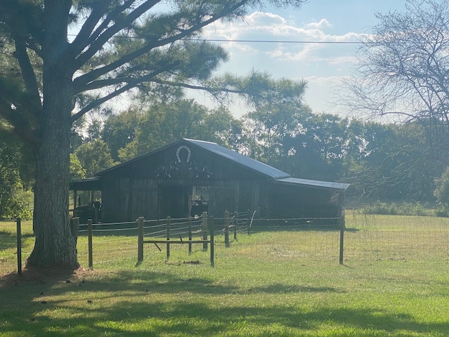 view of yard featuring a rural view