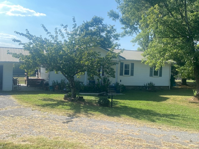 view of front facade featuring a front lawn