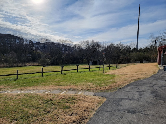 view of yard featuring a rural view