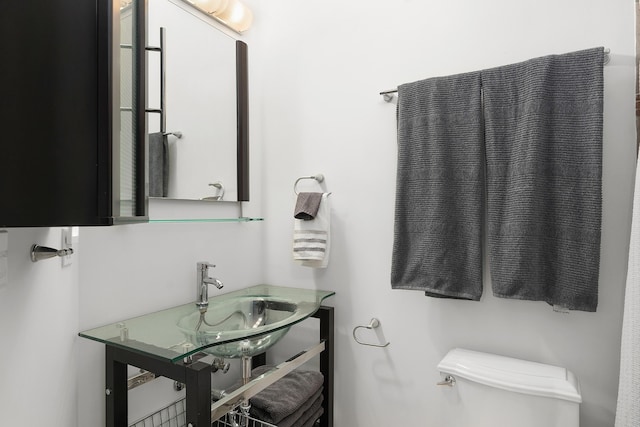 bathroom featuring toilet and sink