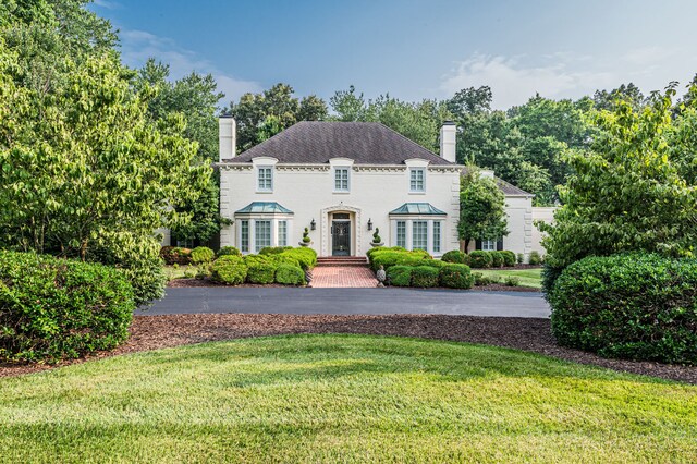 view of front facade with a front yard