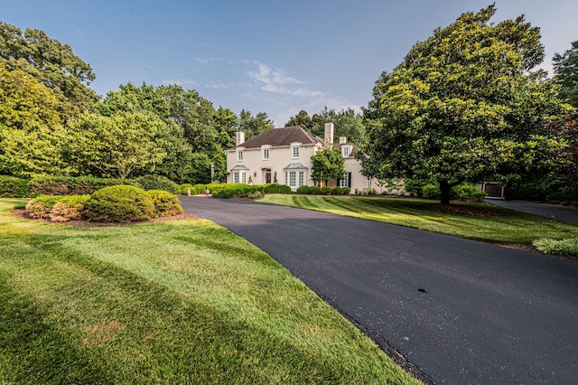 view of front of property featuring a front yard