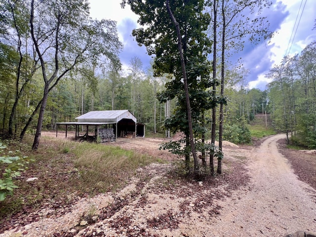 view of yard featuring an outbuilding