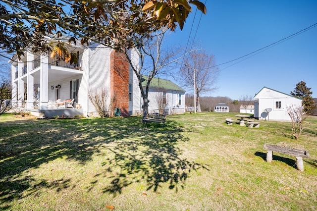 view of yard with an outdoor structure