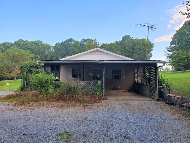 view of front of home with a carport and a front lawn