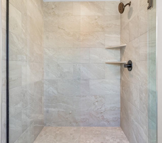 bathroom featuring a tile shower