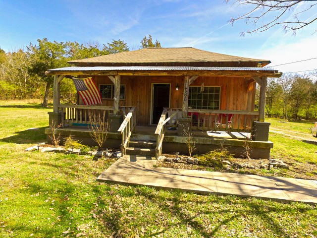 view of front of property featuring a front lawn