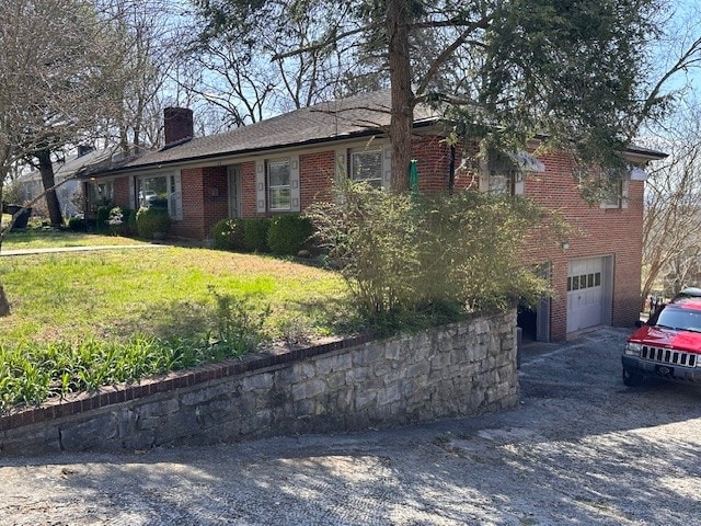 view of front of property featuring a front lawn and a garage