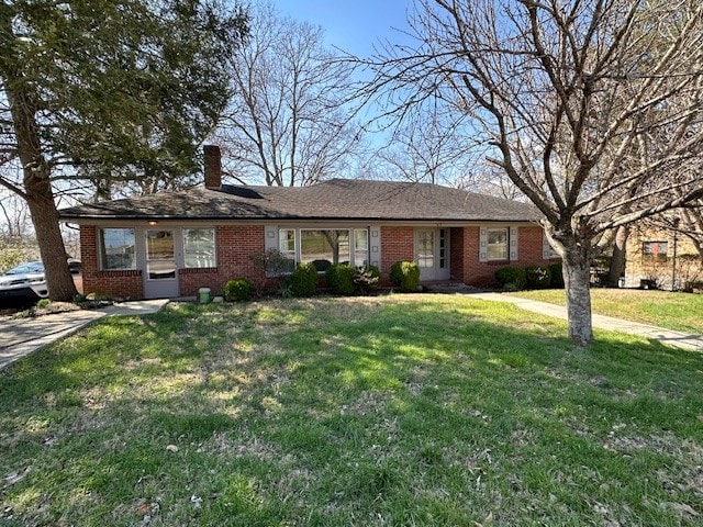 single story home featuring a front lawn