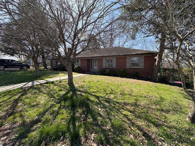 ranch-style house featuring a front lawn