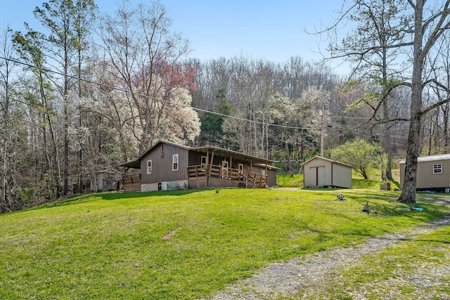 view of yard featuring a storage unit