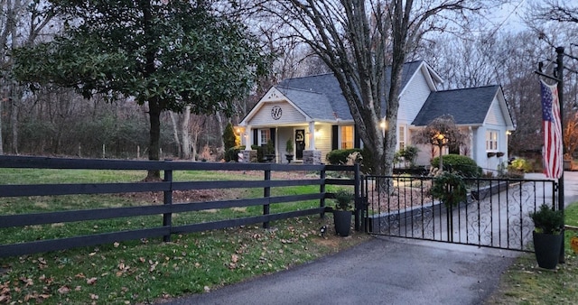 view of front of property featuring a front lawn