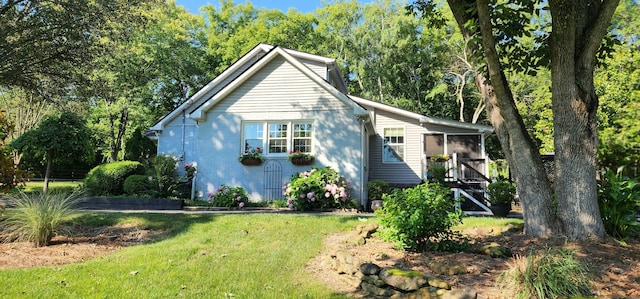 view of front of property featuring a front yard