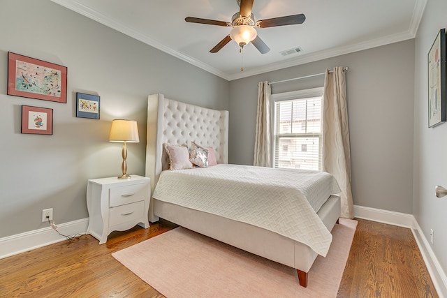 bedroom featuring crown molding, light hardwood / wood-style floors, and ceiling fan