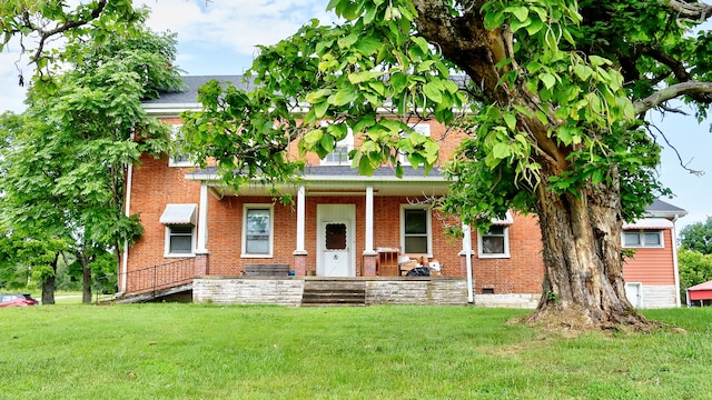 view of front facade featuring covered porch and a front lawn