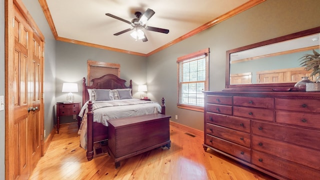 bedroom with ornamental molding, a closet, light hardwood / wood-style floors, and ceiling fan