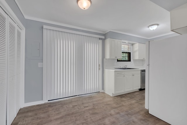 kitchen featuring white refrigerator, sink, light hardwood / wood-style flooring, white cabinetry, and crown molding