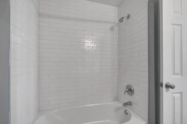 bathroom featuring tiled shower / bath