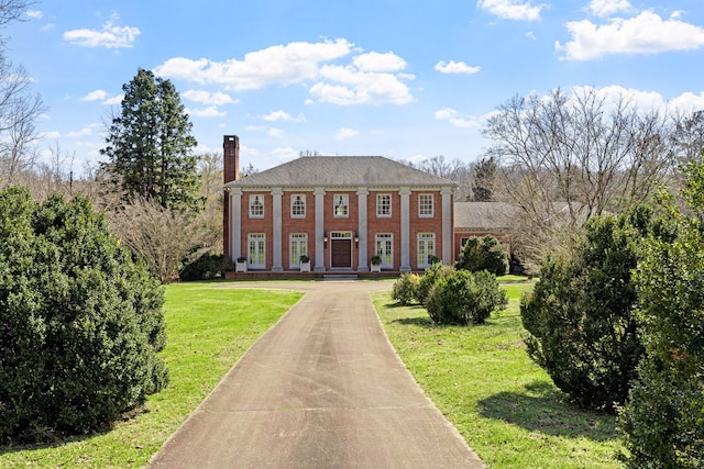 view of front of property featuring a front yard