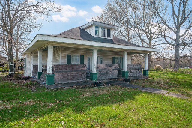 view of front of property with a front lawn and covered porch