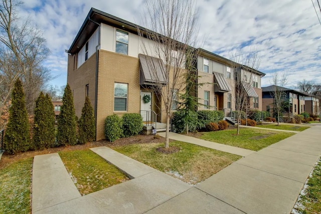 view of front of property featuring a front yard