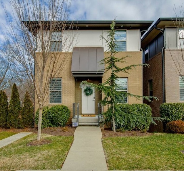 view of front of home featuring a front lawn