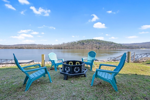 view of yard featuring a water view