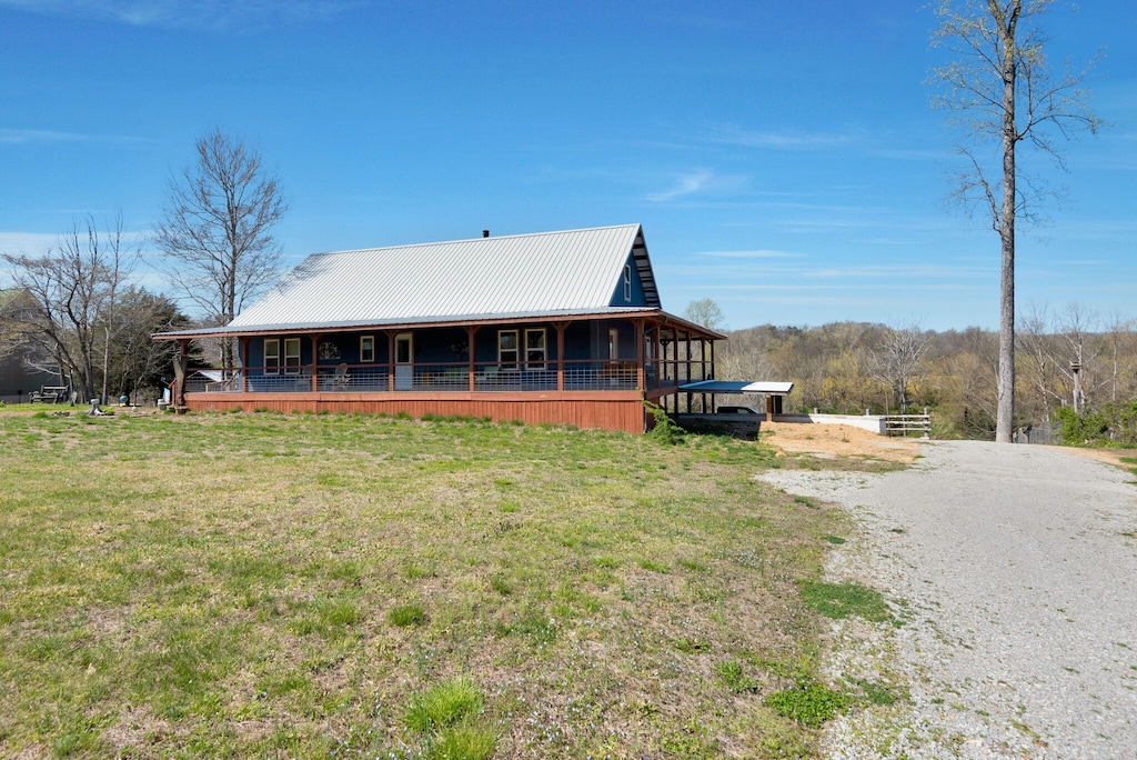 view of front facade featuring a porch and a front lawn