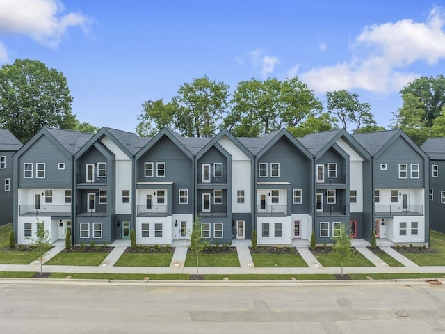 view of front of home featuring a front yard