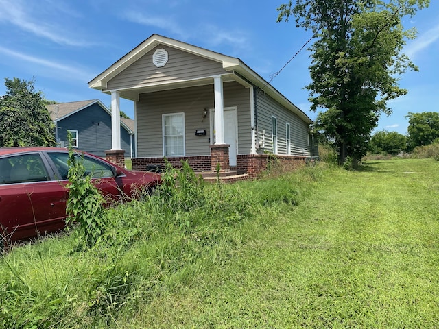 view of front of property featuring a front lawn