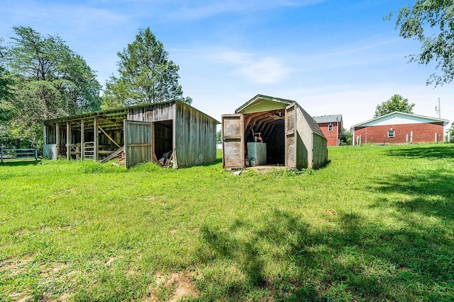 view of yard featuring an outdoor structure