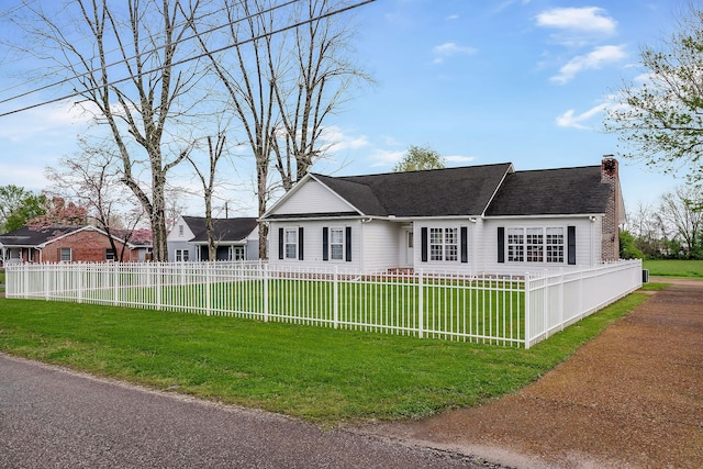 ranch-style house featuring a front yard