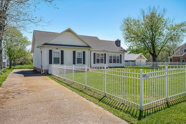 view of front facade featuring a front yard