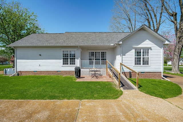 ranch-style home featuring a front lawn