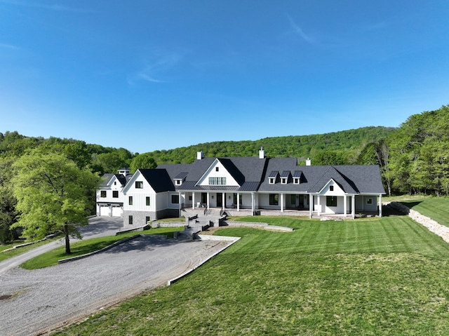 view of front facade featuring a front yard