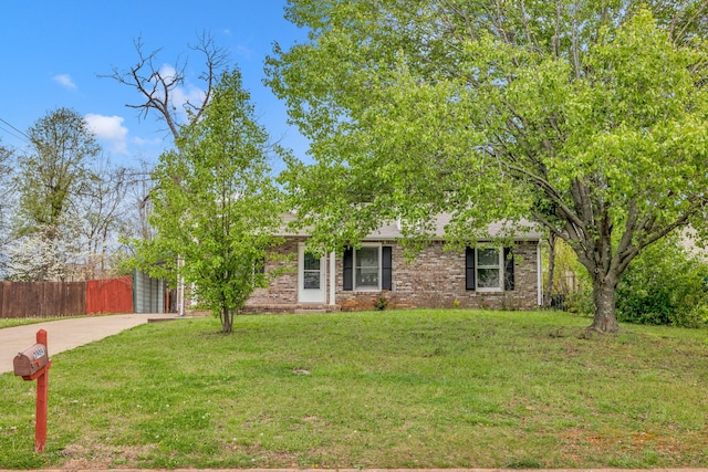 view of front of property featuring a front lawn