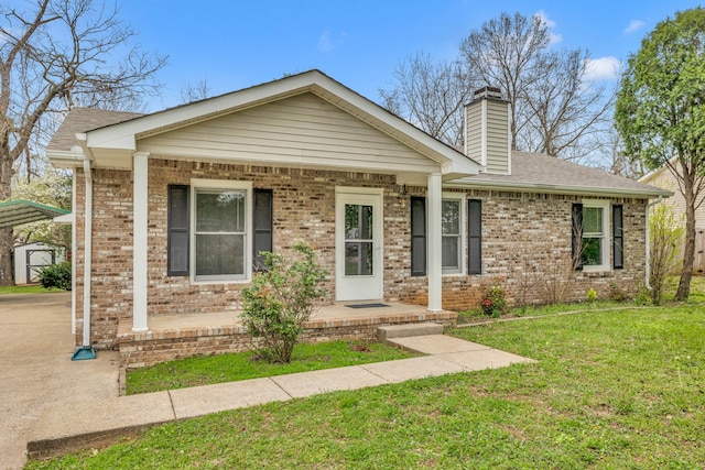 view of front of property featuring a front yard