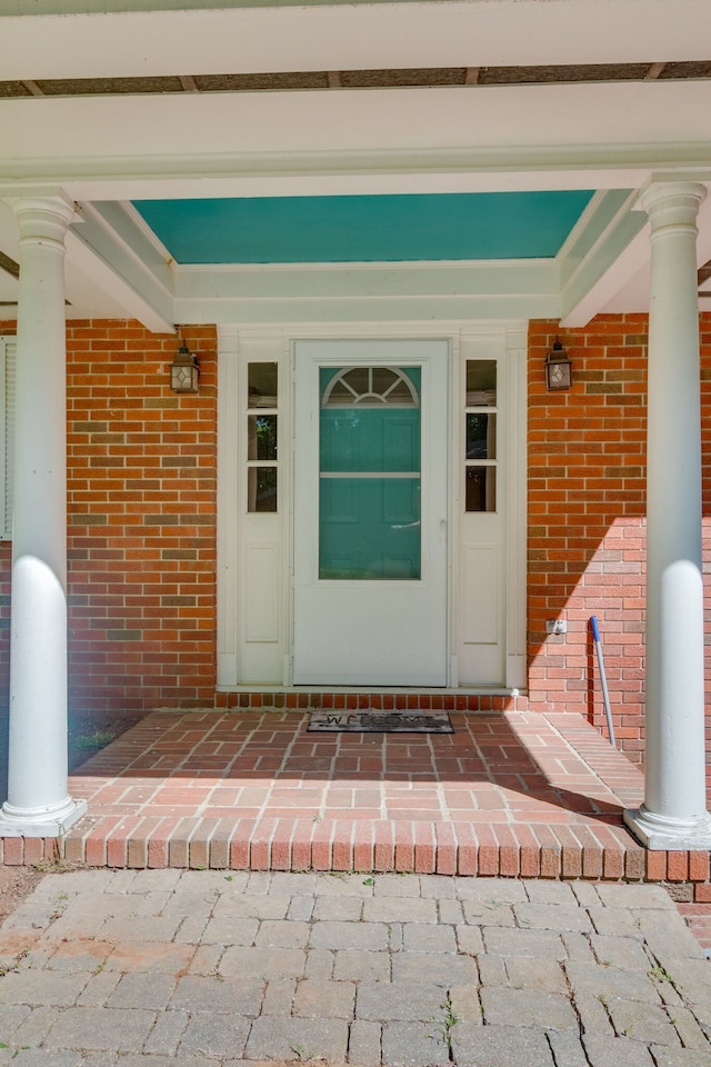 entrance to property featuring a porch