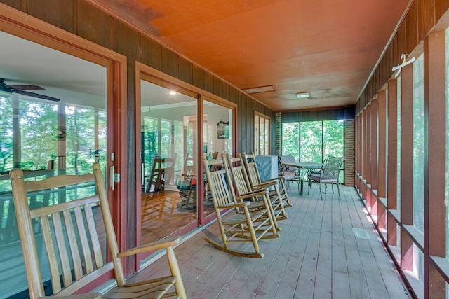 sunroom with ceiling fan