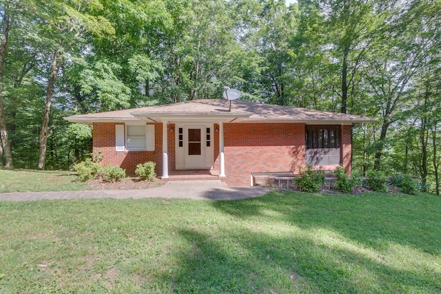 single story home with a front yard