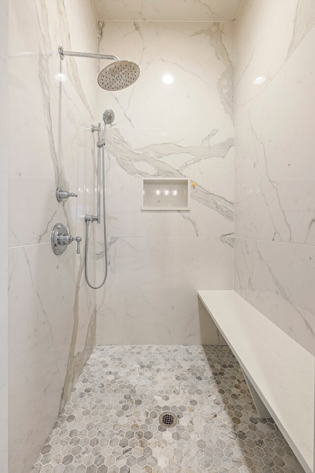 bathroom featuring a tile shower