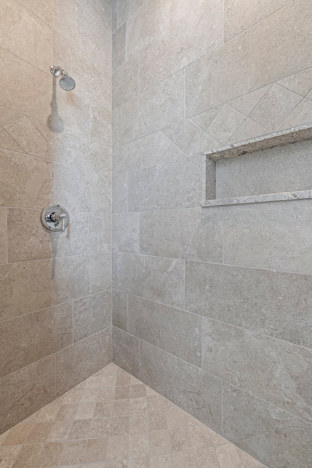 bathroom featuring a tile shower