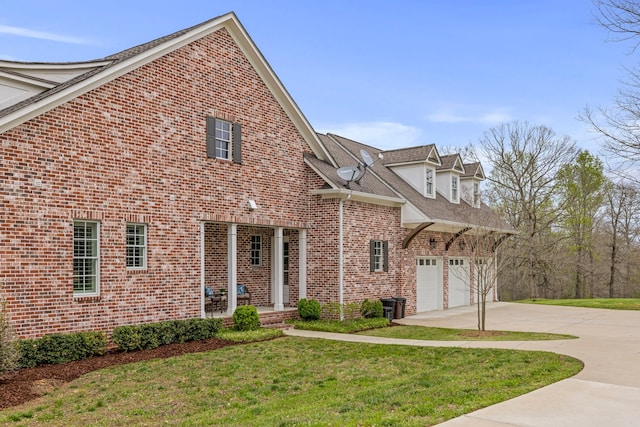 view of front of house featuring a front yard and a garage