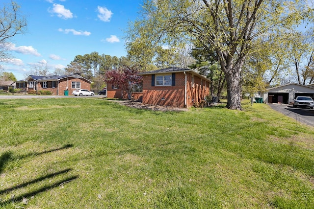 view of yard featuring an outdoor structure and a garage