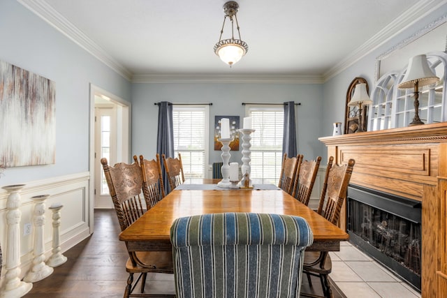 dining room with crown molding and light hardwood / wood-style flooring